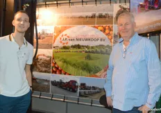 Kevin van Herk en Jan van Nieuwkoop (Loonbedrijf J.P. van Nieuwkoop) gingen voor de fraaie plaat in hun stand staan.